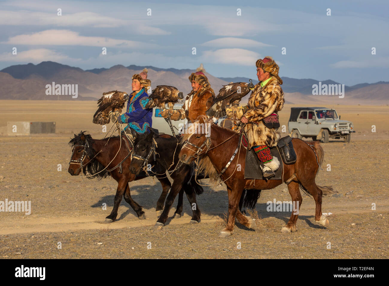 Il bayan Ulgii, Mongolia, 3 ottobre 2015: il kazako eagle cacciatori in un paesaggio della Mongolia Foto Stock