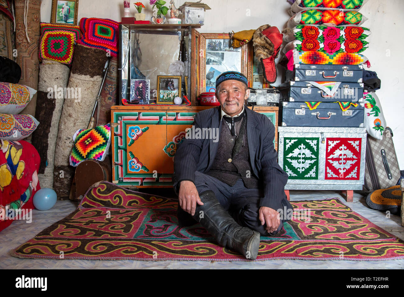 Il bayan Ulgii, Mongolia, 1 ottobre 2015: nomadi mongoli l uomo nella sua casa a casa sua Foto Stock
