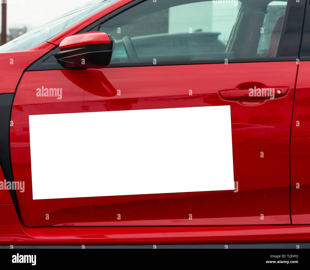 Inquadratura orizzontale di un vuoto bianco segno magnetico su un auto rossa driver della porta laterale. Foto Stock