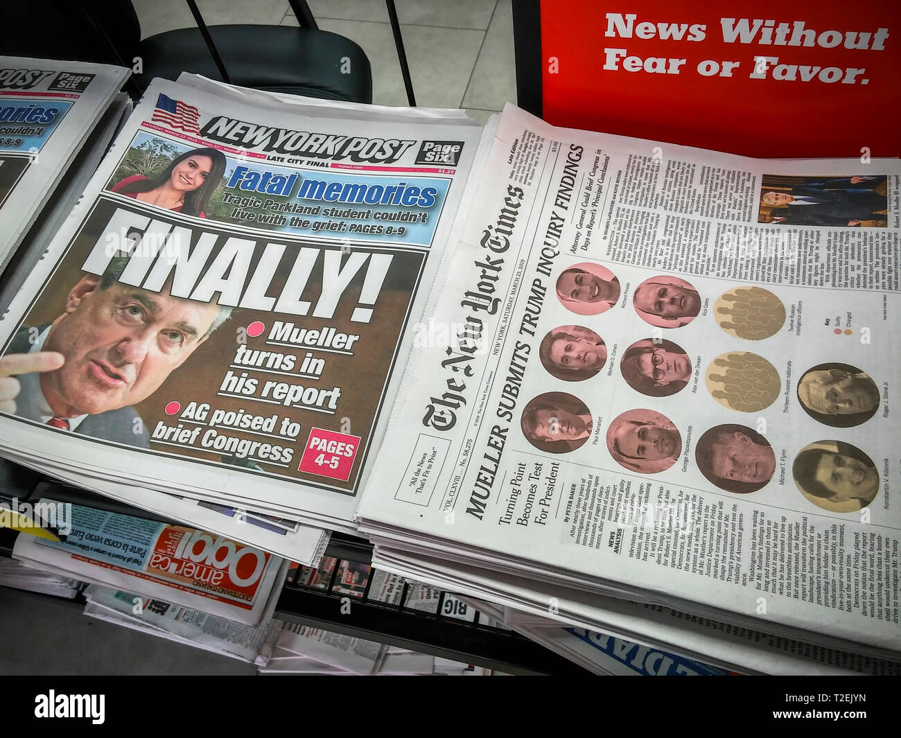 In primo piano del New York Post e il New York Times quotidiani su Sabato, 23 marzo 2019 relazione sulle precedenti giorni di rilascio della relazione del consulente speciale Robert Mueller sul russo immischiarsi nelle elezioni presidenziali e possibile collusione dal Trump campagna. (Â© Richard B. Levine) Foto Stock