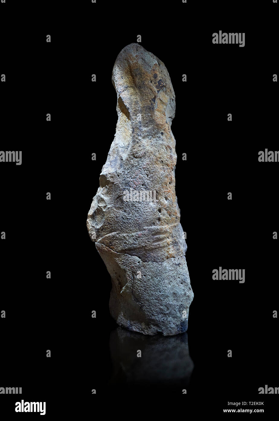 Tardo neolitico europeo Menhir preistorici di pietra permanente con intagli sulla sua faccia laterale. I resti di una rappresentazione di un stylalised figura maschile Foto Stock