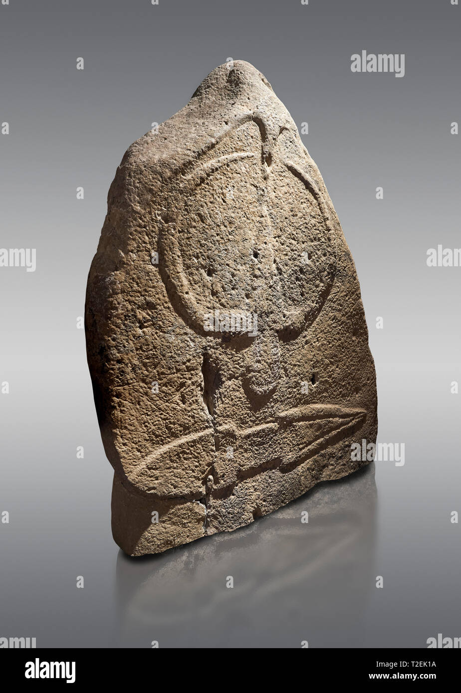 Tardo neolitico europeo Menhir preistorici di pietra permanente con intagli sulla sua faccia laterale. La rappresentazione di un stylalised figura maschile inizia a Foto Stock