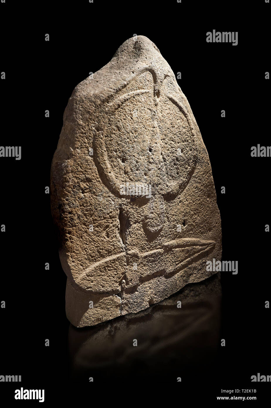 Tardo neolitico europeo Menhir preistorici di pietra permanente con intagli sulla sua faccia laterale. La rappresentazione di un stylalised figura maschile inizia a Foto Stock