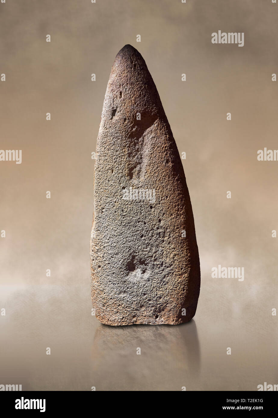 Tardo neolitico europeo Menhir preistorici di pietra permanente che rappresenta una figura permanente. Scavato da Bau Carradore III sito, Laconi. Menhir M Foto Stock