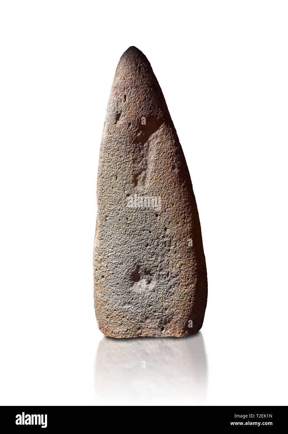 Tardo neolitico europeo Menhir preistorici di pietra permanente che rappresenta una figura permanente. Scavato da Bau Carradore III sito, Laconi. Menhir M Foto Stock