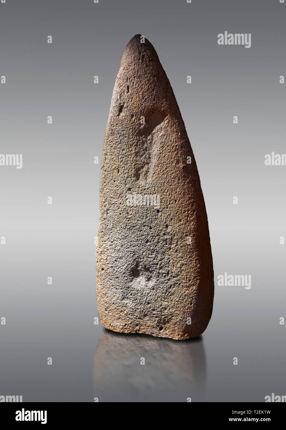 Tardo neolitico europeo Menhir preistorici di pietra permanente che rappresenta una figura permanente. Scavato da Bau Carradore III sito, Laconi. Menhir M Foto Stock