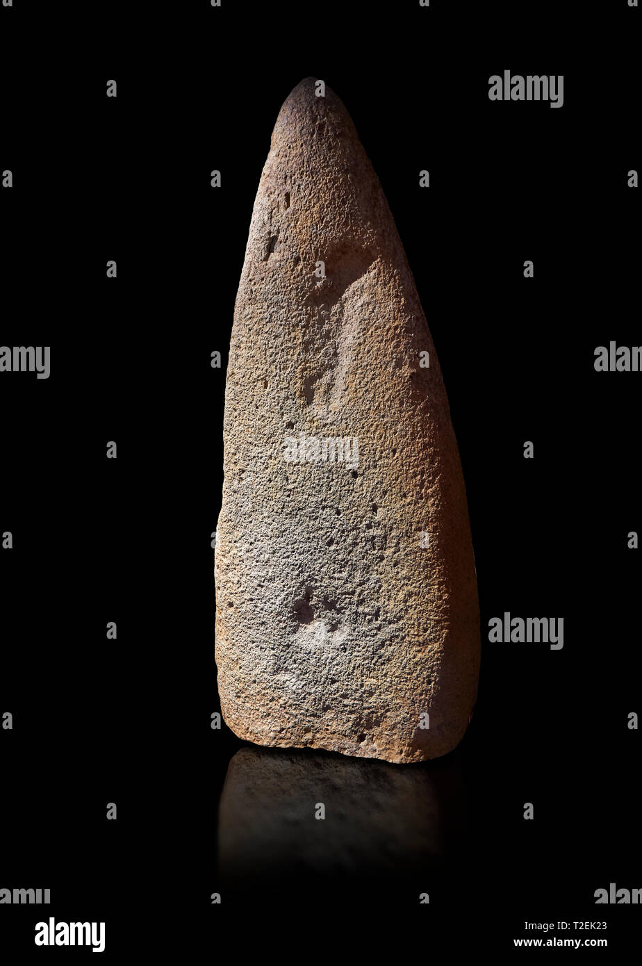 Tardo neolitico europeo Menhir preistorici di pietra permanente che rappresenta una figura permanente. Scavato da Bau Carradore III sito, Laconi. Menhir M Foto Stock