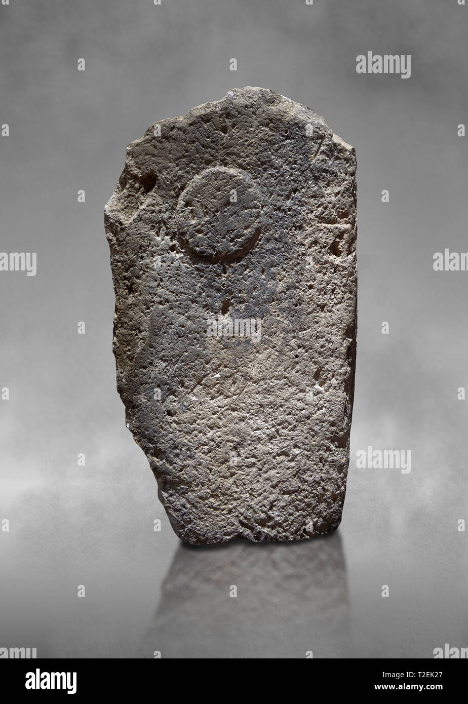 Tardo neolitico europeo Menhir preistorici di pietra permanente con intagli sulla sua faccia laterale. Menhir Museum, Museo della statuaria Prehistorica in Sardeg Foto Stock