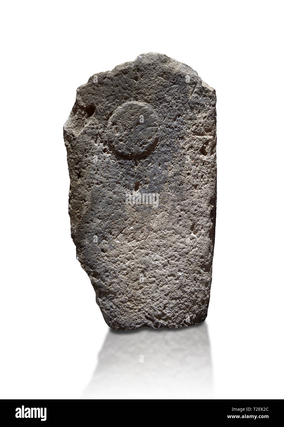 Tardo neolitico europeo Menhir preistorici di pietra permanente con intagli sulla sua faccia laterale. Menhir Museum, Museo della statuaria Prehistorica in Sardeg Foto Stock