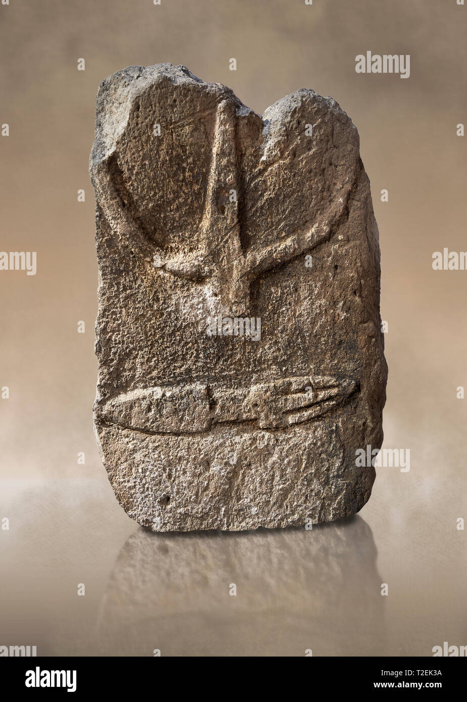 Tardo neolitico europeo Menhir preistorici di pietra permanente con intagli sulla sua faccia laterale. La rappresentazione di un stylalised figura maschile inizia a Foto Stock