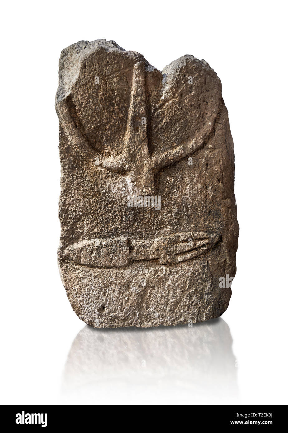 Tardo neolitico europeo Menhir preistorici di pietra permanente con intagli sulla sua faccia laterale. La rappresentazione di un stylalised figura maschile inizia a Foto Stock