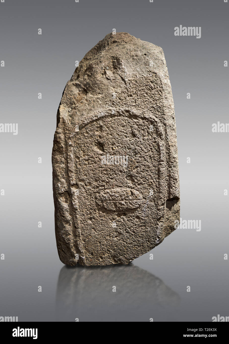 Tardo neolitico europeo Menhir preistorici di pietra permanente con intagli sulla sua faccia laterale. Scavato da accumulato VII, Allai. Menhir Museum, Museo del Foto Stock