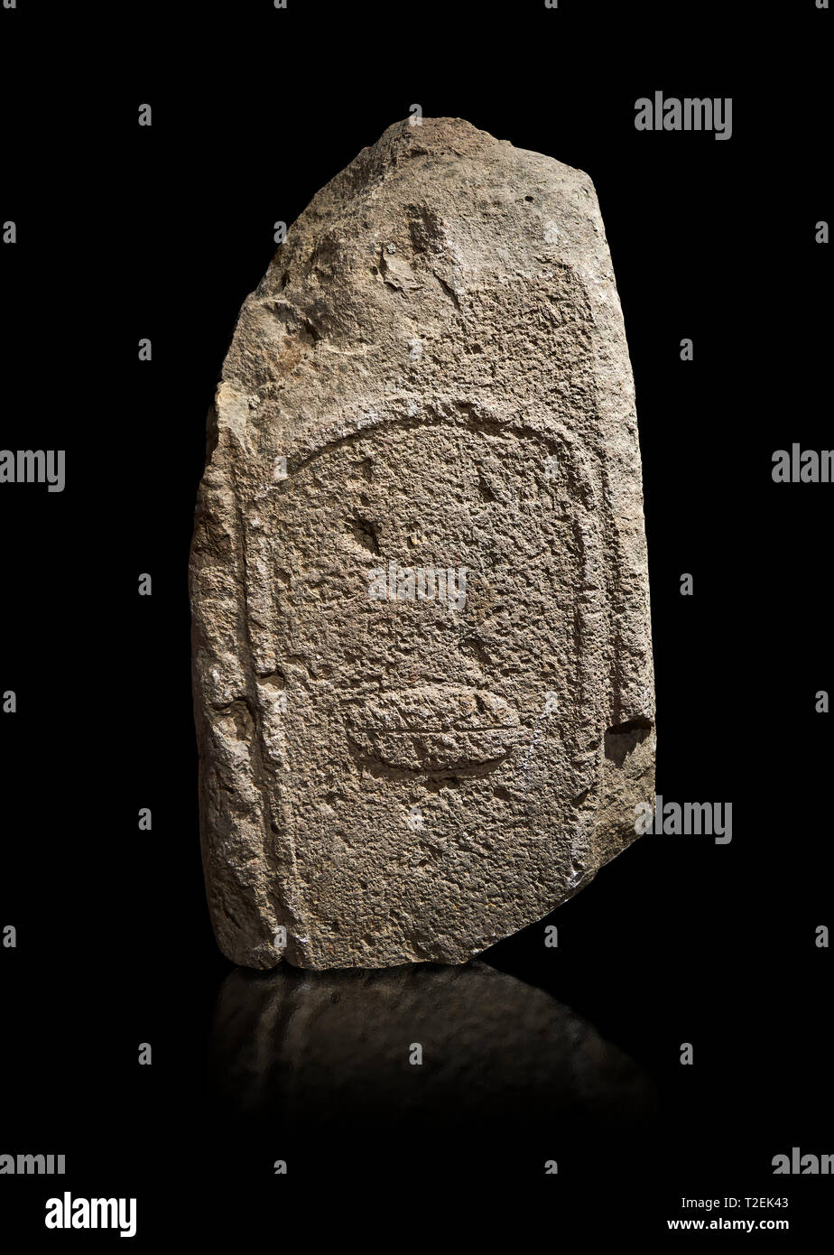 Tardo neolitico europeo Menhir preistorici di pietra permanente con intagli sulla sua faccia laterale. Scavato da accumulato VII, Allai. Menhir Museum, Museo del Foto Stock