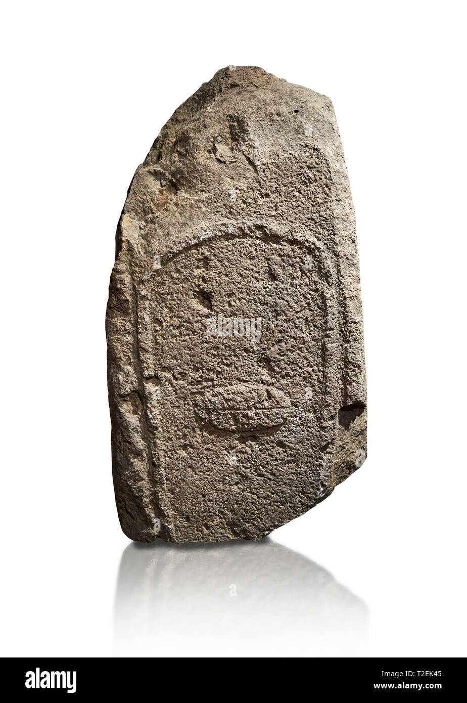 Tardo neolitico europeo Menhir preistorici di pietra permanente con intagli sulla sua faccia laterale. Scavato da accumulato VII, Allai. Menhir Museum, Museo del Foto Stock