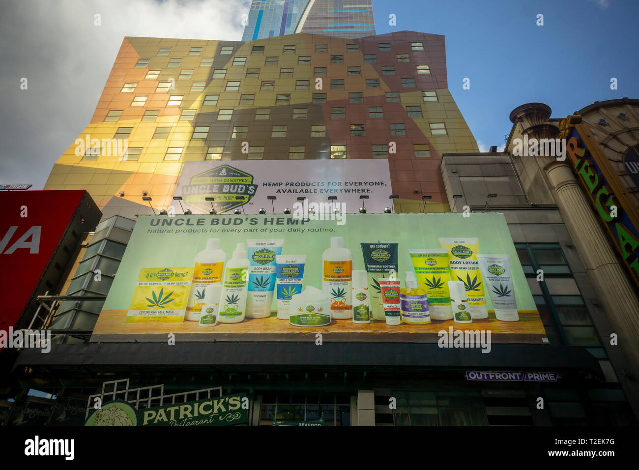 Un cartellone a Times Square a New York Martedì, Marzo 19, 2019 promuove lo zio Bud la marca di canapa infusi prodotti. (Â© Richard B. Levine) Foto Stock