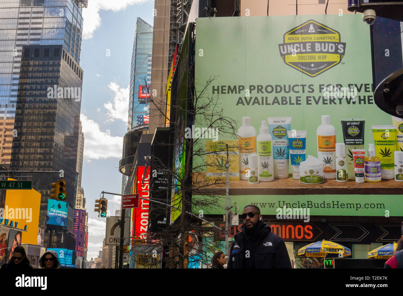 Un cartellone a Times Square a New York Martedì, Marzo 19, 2019 promuove lo zio Bud la marca di canapa infusi prodotti. (Â© Richard B. Levine) Foto Stock