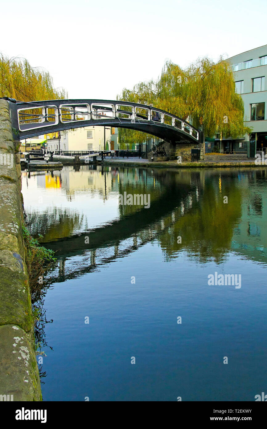 Acciaio pedonale ponte sul canal a Camden Foto Stock