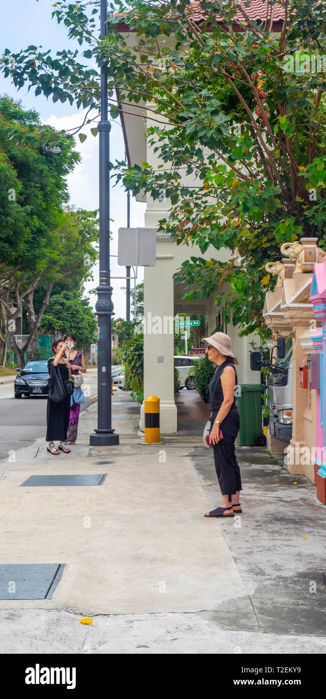 Femmina e turisti Instagrammers posa sul Koon Seng Road, Joo Chiat, Singapore. Foto Stock