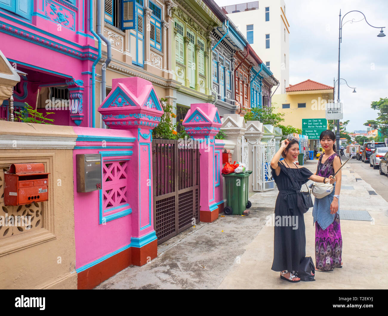Femmina e turisti Instagrammers posa sul Koon Seng Road, Joo Chiat, Singapore. Foto Stock