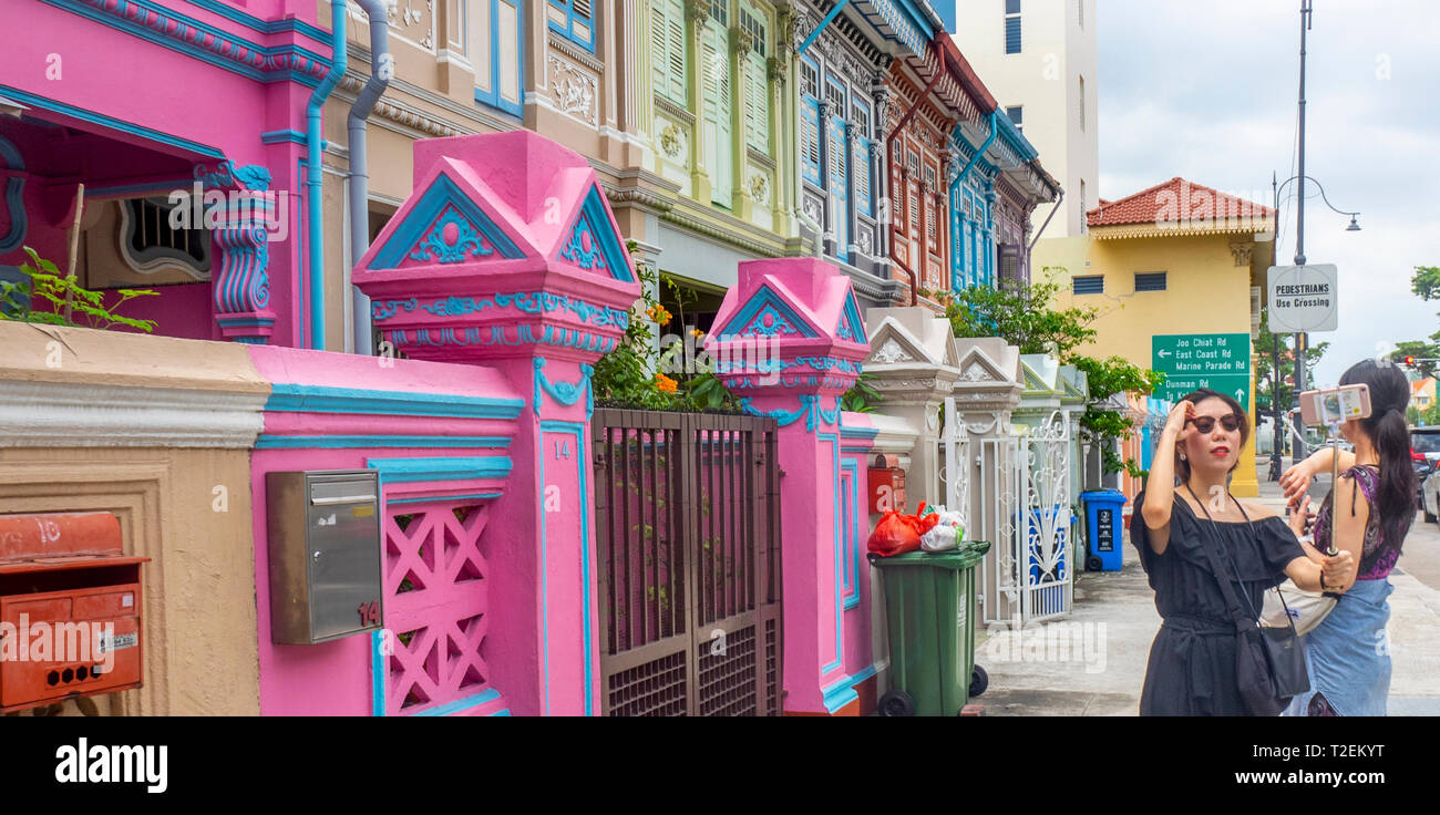 Femmina e turisti Instagrammers posa sul Koon Seng Road, Joo Chiat, Singapore. Foto Stock