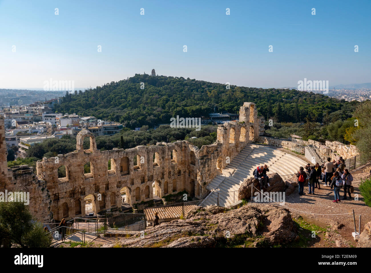 Europa Grecia Atene Acropolis guardando giù su Odeon di Erode Attico anfiteatro Foto Stock