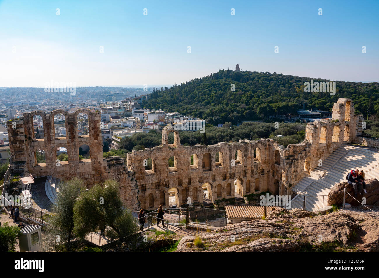 Europa Grecia Atene Acropolis guardando giù su Odeon di Erode Attico anfiteatro Foto Stock