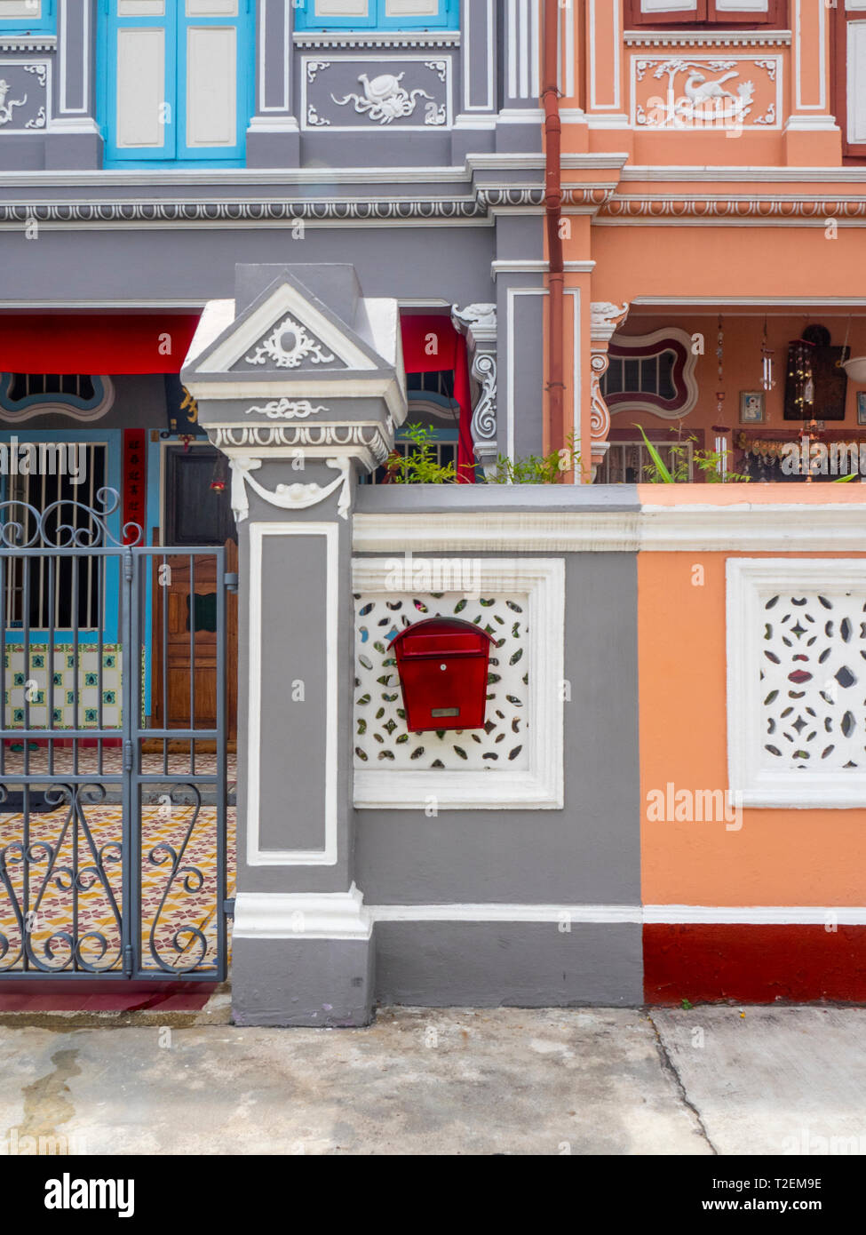 Letterbox rosso sulla parete anteriore della terrazza Peranakan casa su Koon Seng Road, Joo Chiat, Geylang, Singapore. Foto Stock