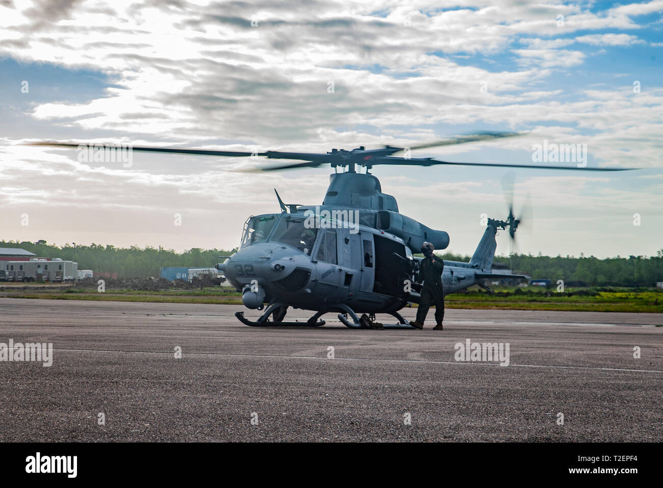 Un UH-1Y con Marine Attacco leggero elicottero Squadron 773, il distacco di un, Marine Aircraft Group 49, atterra a Nola Motorsports Park, Avondale, La., 30 marzo 2019. I marines costruito le relazioni con il pubblico visualizzando i loro velivoli e rispondendo alle domande relative alle Marine di aviazione. (U.S. Marine Corps photo by Lance Cpl. Jose Gonzalez) Foto Stock