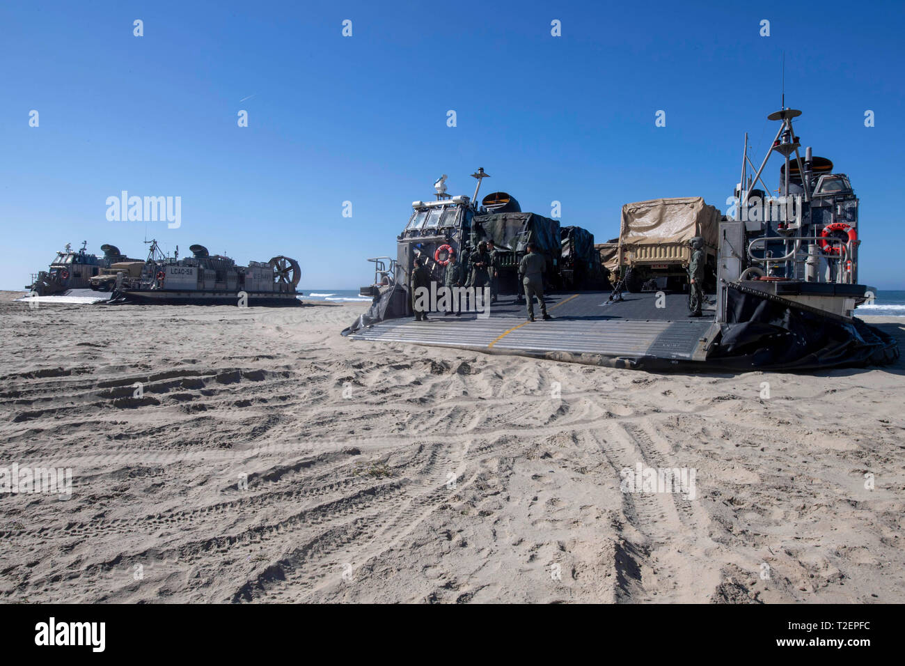 190330-N-NB544-1052 OCEANO PACIFICO (30 marzo 2019) Landing Craft cuscini ad aria, assegnato all assalto unità artigianali (ACU) 5, preparazione allo scarico dei veicoli e Marines assegnato all'undicesimo Marine Expeditionary Unit (MEU). USS John P. Murtha (LPD 26) è in corso di conduzione delle operazioni di routine come una parte di USS Boxer anfibio gruppo pronto (ARG) nell'Oceano Pacifico orientale. (U.S. Foto di Marina di Massa lo specialista di comunicazione 2a classe Kyle Carlstrom) Foto Stock