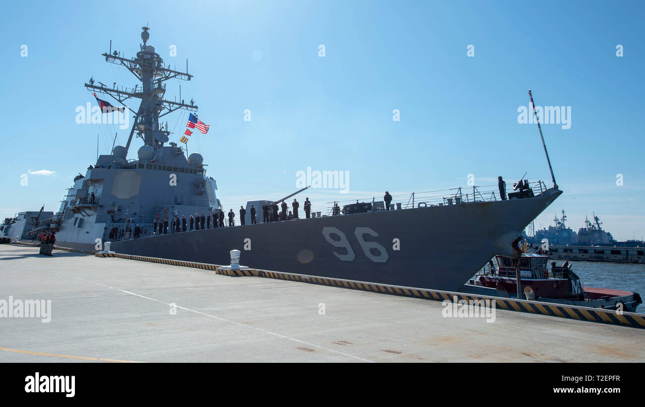 190401-N-FO574-1041 NORFOLK (1 aprile 2019) velisti assegnati al Arleigh Burke-class guidato-missile destroyer USS Bainbridge (DDG 96) uomo le rotaie come la nave si allontana Naval Station Norfolk per una distribuzione programmata come parte di Lincoln Carrier Strike gruppo (CSG) 12 di supporto per le operazioni di sicurezza marittima e di teatro la cooperazione in materia di sicurezza gli sforzi negli Stati Uniti 5th, sesto e settimo flotta aree di responsabilità. (U.S. Foto di Marina di Massa Specialista comunicazione marinaio Giordania R. Il Bair/rilasciato) Foto Stock 190401-N-FO574-1041 NORFOLK (1 aprile 2019) velisti assegnati al Arleigh Burke-class guidato-missile destroyer USS Bainbridge (DDG 96) uomo le rotaie come la nave si allontana Naval Station Norfolk per una distribuzione programmata come parte di Lincoln Carrier Strike gruppo (CSG) 12 di supporto per le operazioni di sicurezza marittima e di teatro la cooperazione in materia di sicurezza gli sforzi negli Stati Uniti 5th, sesto e settimo flotta aree di responsabilità. (U.S. Foto di Marina di Massa Specialista comunicazione marinaio Giordania R. Il Bair/rilasciato) Foto Stock
