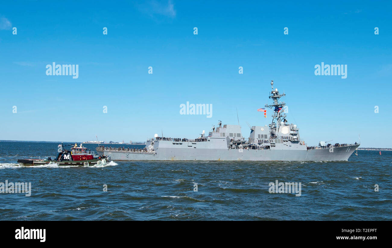 190401-N-FO574-1062 NORFOLK (Aprile 1, 2019) Il Arleigh Burke-class guidato-missile destroyer USS Bainbridge (DDG 96) si diparte Naval Station Norfolk per una distribuzione programmata come parte di Lincoln Carrier Strike gruppo (CSG) 12 di supporto per le operazioni di sicurezza marittima e di teatro la cooperazione in materia di sicurezza gli sforzi negli Stati Uniti 5th, sesto e settimo flotta aree di responsabilità. (U.S. Foto di Marina di Massa Specialista comunicazione marinaio Giordania R. Il Bair/rilasciato) Foto Stock 190401-N-FO574-1062 NORFOLK (Aprile 1, 2019) Il Arleigh Burke-class guidato-missile destroyer USS Bainbridge (DDG 96) si diparte Naval Station Norfolk per una distribuzione programmata come parte di Lincoln Carrier Strike gruppo (CSG) 12 di supporto per le operazioni di sicurezza marittima e di teatro la cooperazione in materia di sicurezza gli sforzi negli Stati Uniti 5th, sesto e settimo flotta aree di responsabilità. (U.S. Foto di Marina di Massa Specialista comunicazione marinaio Giordania R. Il Bair/rilasciato) Foto Stock