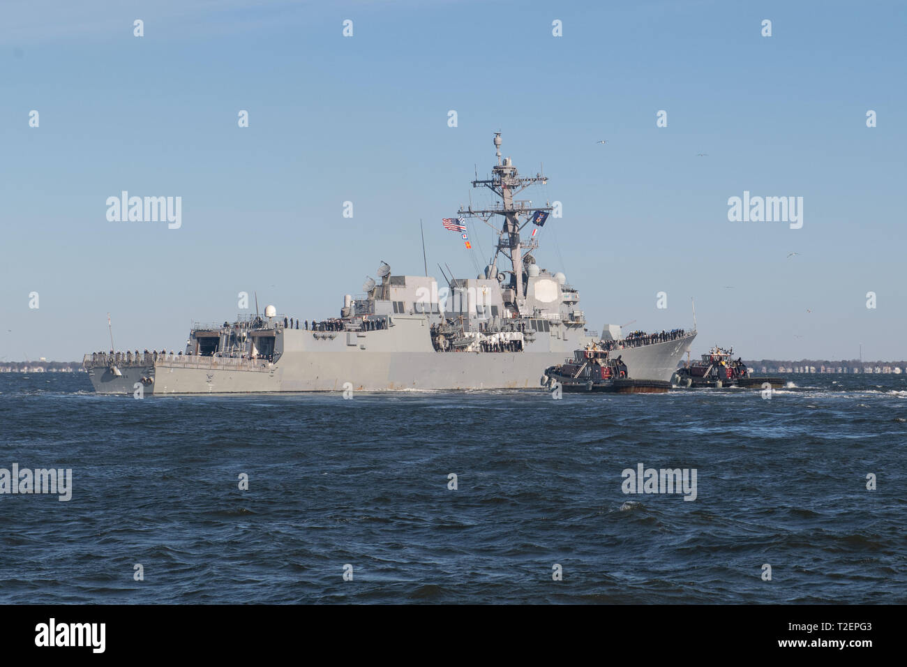 190401-N-OQ778-1007 NORFOLK (1 aprile 2019) velisti assegnati al Arleigh Burke-class guidato-missile destroyer USS Nitze (DDG 94) uomo le rotaie come la nave si allontana Naval Station Norfolk per una distribuzione programmata come parte di Lincoln Carrier Strike gruppo (CSG) 12 di supporto per le operazioni di sicurezza marittima e di teatro la cooperazione in materia di sicurezza gli sforzi negli Stati Uniti 5th, sesto e settimo flotta aree di responsabilità. (U.S. Foto di Marina di Massa Specialista comunicazione marinaio Kody A. Phillips) Foto Stock 190401-N-OQ778-1007 NORFOLK (1 aprile 2019) velisti assegnati al Arleigh Burke-class guidato-missile destroyer USS Nitze (DDG 94) uomo le rotaie come la nave si allontana Naval Station Norfolk per una distribuzione programmata come parte di Lincoln Carrier Strike gruppo (CSG) 12 di supporto per le operazioni di sicurezza marittima e di teatro la cooperazione in materia di sicurezza gli sforzi negli Stati Uniti 5th, sesto e settimo flotta aree di responsabilità. (U.S. Foto di Marina di Massa Specialista comunicazione marinaio Kody A. Phillips) Foto Stock