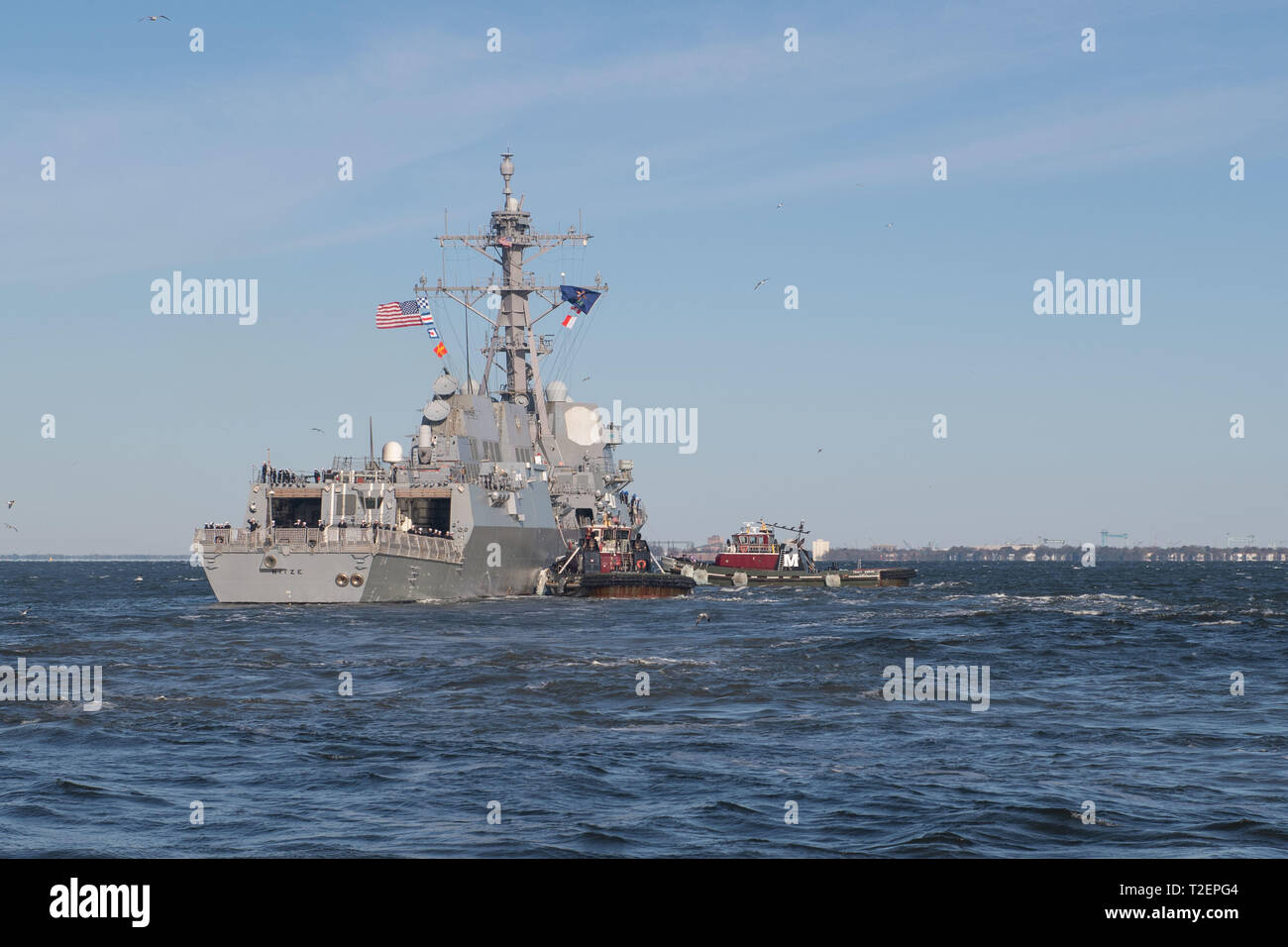 190401-N-OQ778-1001 NORFOLK (1 aprile 2019) velisti assegnati al Arleigh Burke-class guidato-missile destroyer USS Nitze (DDG 94) uomo le rotaie come la nave si allontana Naval Station Norfolk per una distribuzione programmata come parte di Lincoln Carrier Strike gruppo (CSG) 12 di supporto per le operazioni di sicurezza marittima e di teatro la cooperazione in materia di sicurezza gli sforzi negli Stati Uniti 5th, sesto e settimo flotta aree di responsabilità. (U.S. Foto di Marina di Massa Specialista comunicazione marinaio Kody A. Phillips) Foto Stock 190401-N-OQ778-1001 NORFOLK (1 aprile 2019) velisti assegnati al Arleigh Burke-class guidato-missile destroyer USS Nitze (DDG 94) uomo le rotaie come la nave si allontana Naval Station Norfolk per una distribuzione programmata come parte di Lincoln Carrier Strike gruppo (CSG) 12 di supporto per le operazioni di sicurezza marittima e di teatro la cooperazione in materia di sicurezza gli sforzi negli Stati Uniti 5th, sesto e settimo flotta aree di responsabilità. (U.S. Foto di Marina di Massa Specialista comunicazione marinaio Kody A. Phillips) Foto Stock
