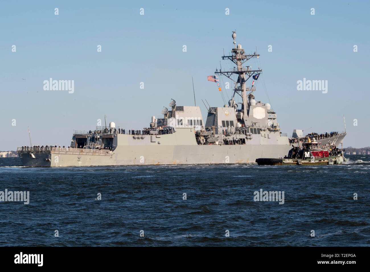190401-N-RJ834-1003 NORFOLK (1 aprile 2019) velisti assegnati al Arleigh Burke-class guidato-missile destroyer USS Nitze (DDG 94) uomo le rotaie come la nave si allontana Naval Station Norfolk per una distribuzione programmata come parte di Lincoln Carrier Strike gruppo (CSG) 12 di supporto per le operazioni di sicurezza marittima e di teatro la cooperazione in materia di sicurezza gli sforzi negli Stati Uniti 5th, sesto e settimo flotta aree di responsabilità. (U.S. Foto di Marina di Massa lo specialista di comunicazione 2a classe Tamara Vaughn/Release) Foto Stock 190401-N-RJ834-1003 NORFOLK (1 aprile 2019) velisti assegnati al Arleigh Burke-class guidato-missile destroyer USS Nitze (DDG 94) uomo le rotaie come la nave si allontana Naval Station Norfolk per una distribuzione programmata come parte di Lincoln Carrier Strike gruppo (CSG) 12 di supporto per le operazioni di sicurezza marittima e di teatro la cooperazione in materia di sicurezza gli sforzi negli Stati Uniti 5th, sesto e settimo flotta aree di responsabilità. (U.S. Foto di Marina di Massa lo specialista di comunicazione 2a classe Tamara Vaughn/Release) Foto Stock