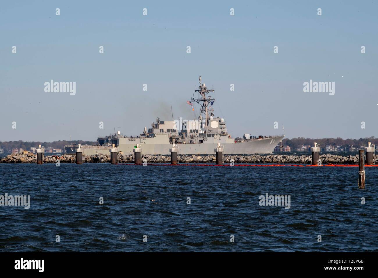 190401-N-RJ834-0003 NORFOLK (1 aprile 2019) velisti assegnati al Arleigh Burke-class guidato-missile destroyer USS Nitze (DDG 94) uomo le rotaie come la nave si allontana Naval Station Norfolk per una distribuzione programmata come parte di Lincoln Carrier Strike gruppo (CSG) 12 di supporto per le operazioni di sicurezza marittima e di teatro la cooperazione in materia di sicurezza gli sforzi negli Stati Uniti 5th, sesto e settimo flotta aree di responsabilità. (U.S. Foto di Marina di Massa lo specialista di comunicazione 2a classe Tamara Vaughn) Foto Stock 190401-N-RJ834-0003 NORFOLK (1 aprile 2019) velisti assegnati al Arleigh Burke-class guidato-missile destroyer USS Nitze (DDG 94) uomo le rotaie come la nave si allontana Naval Station Norfolk per una distribuzione programmata come parte di Lincoln Carrier Strike gruppo (CSG) 12 di supporto per le operazioni di sicurezza marittima e di teatro la cooperazione in materia di sicurezza gli sforzi negli Stati Uniti 5th, sesto e settimo flotta aree di responsabilità. (U.S. Foto di Marina di Massa lo specialista di comunicazione 2a classe Tamara Vaughn) Foto Stock