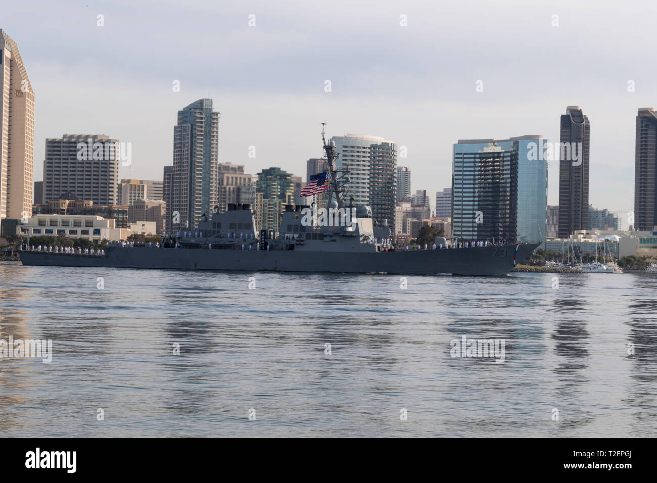 L'equipaggio della USS Decatur (DDG 73) uomo le rotaie come vela hanno passato il centro cittadino di San Diego in rotta per la Base Navale di San Diego il 1 aprile. (U.S. Foto di Marina di Massa lo specialista di comunicazione 1a classe Woody S. Paschall) Foto Stock