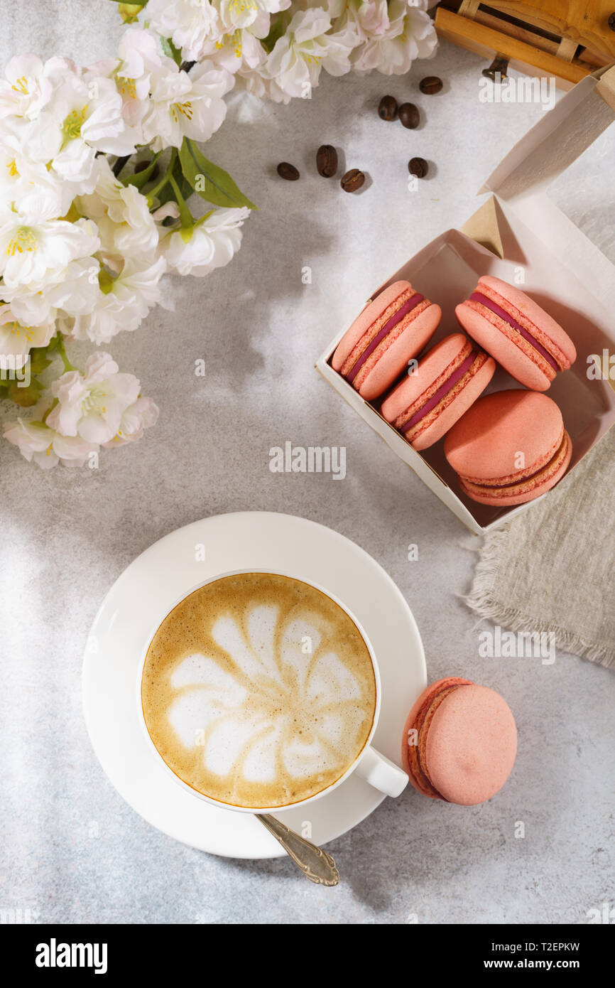 Il caffè e il francese macarons per dessert. Mattina di sole prima colazione. Vista dall'alto. Foto Stock