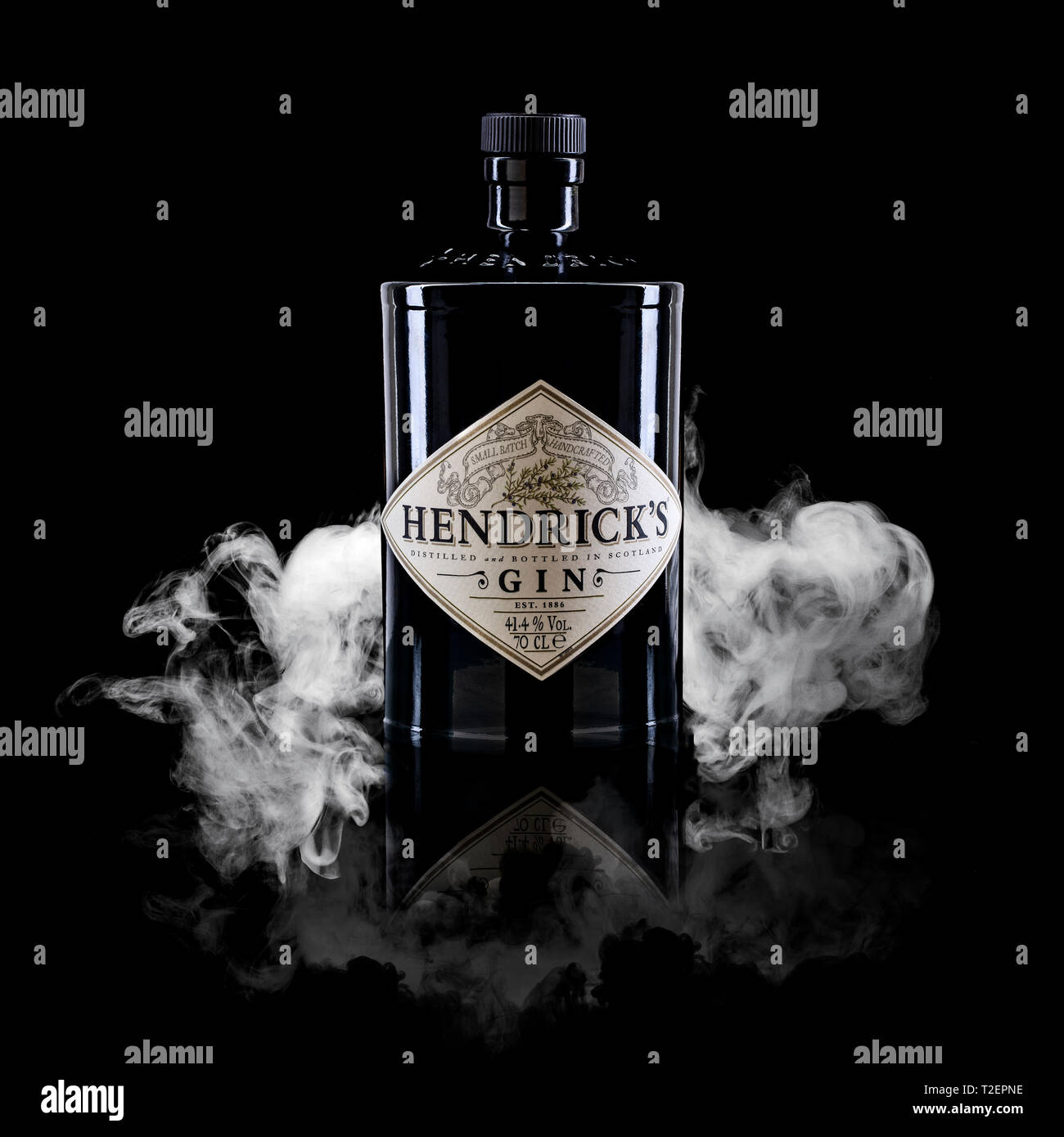 SWINDON, Regno Unito - 01 Aprile 2019: Bottiglia di Hendricks Gin su un colore scuro e smokey sfondo Foto Stock