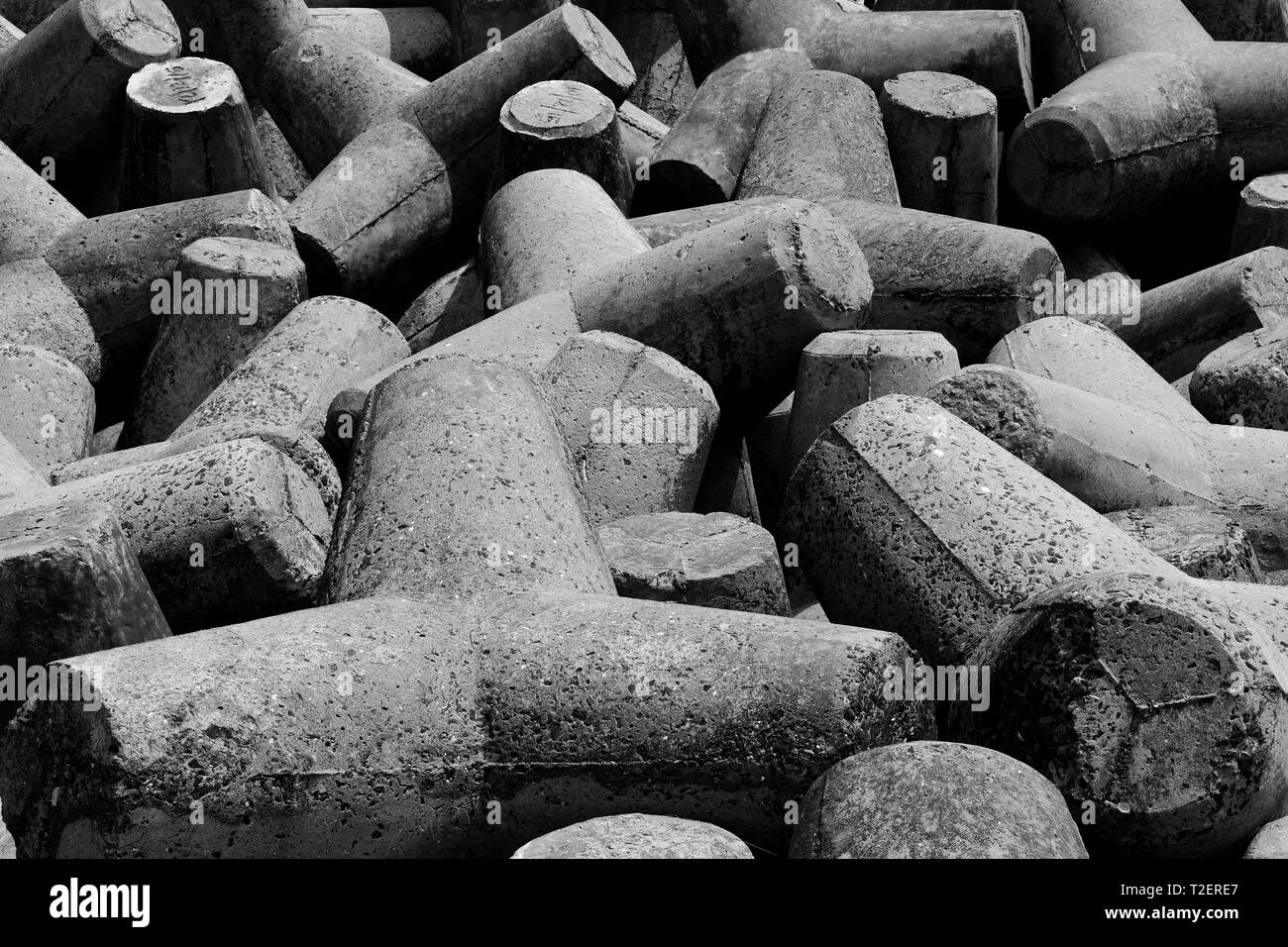 Close up di calcestruzzo tetrapods in bianco e nero. Foto Stock