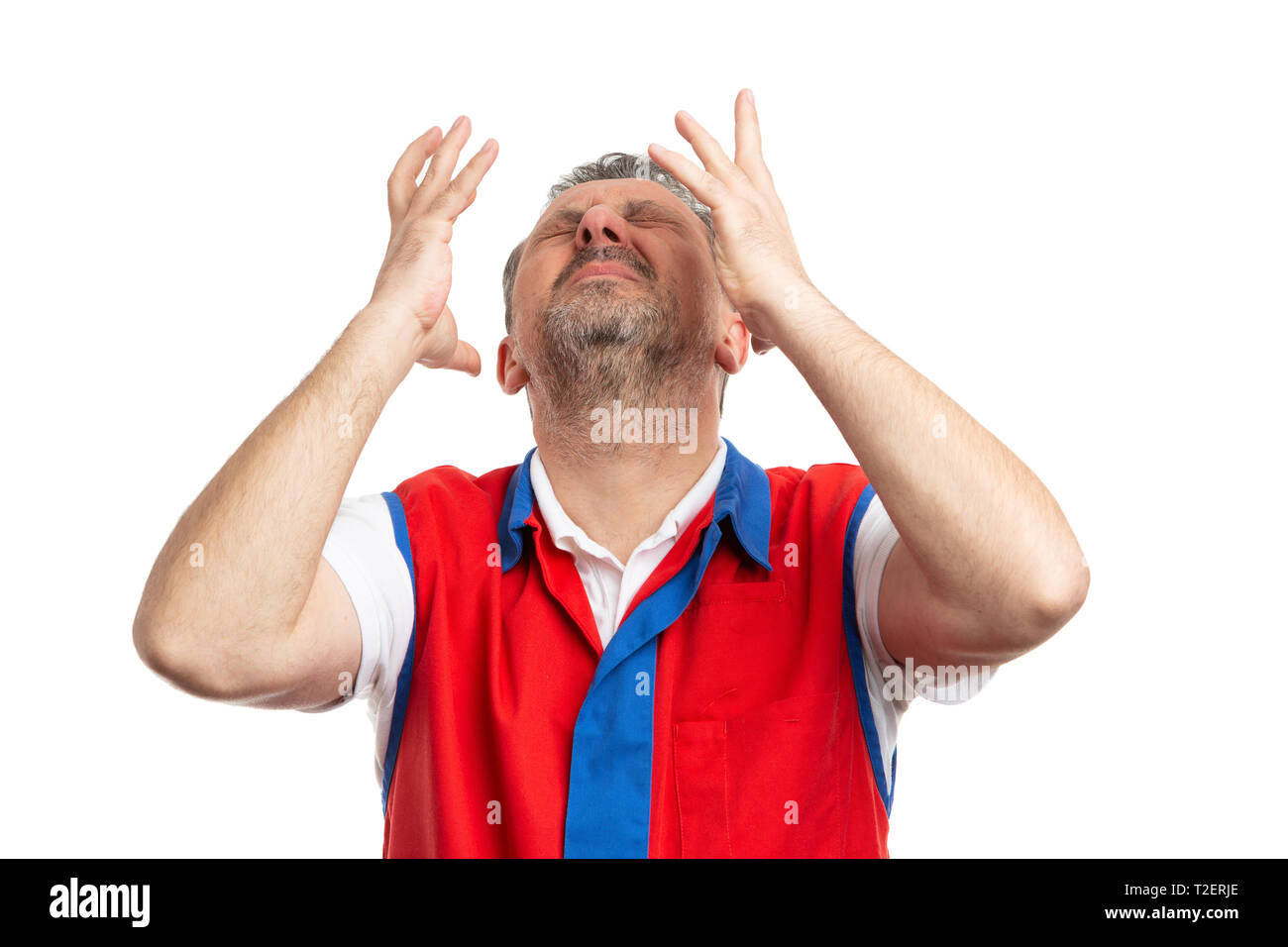 Sottolineato ipermercato maschio o supermercato lavoratore con mal di testa rendendo espressione disperato e gesto isolato su sfondo bianco Foto Stock