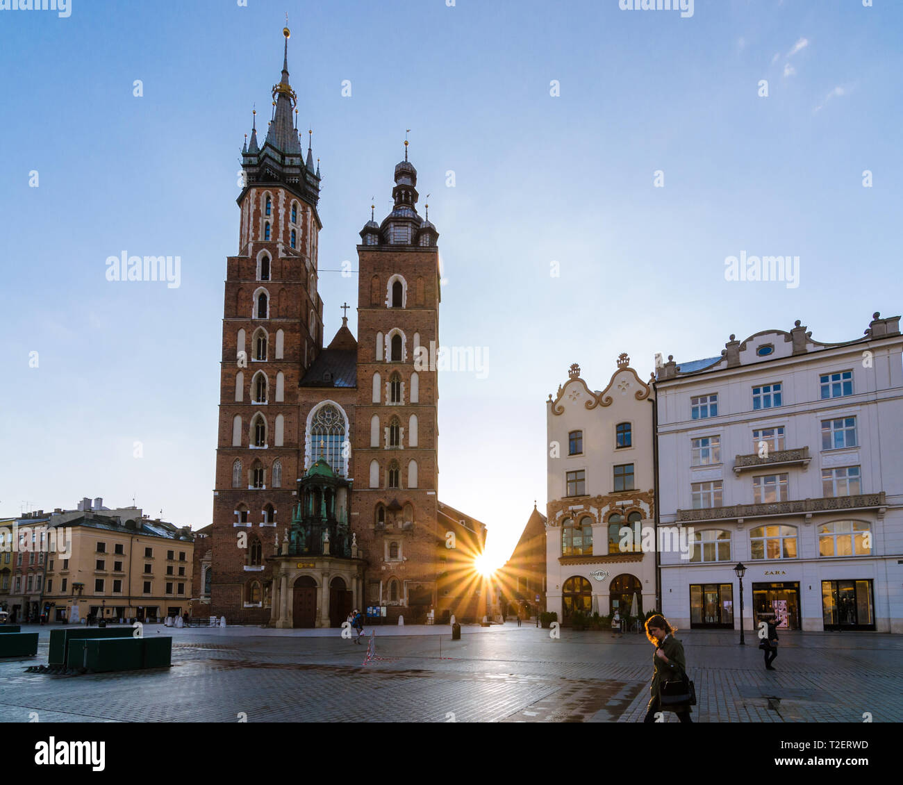 Santa Maria la Basilica di sunrise, Città Vecchia, Cracovia in Polonia Foto Stock