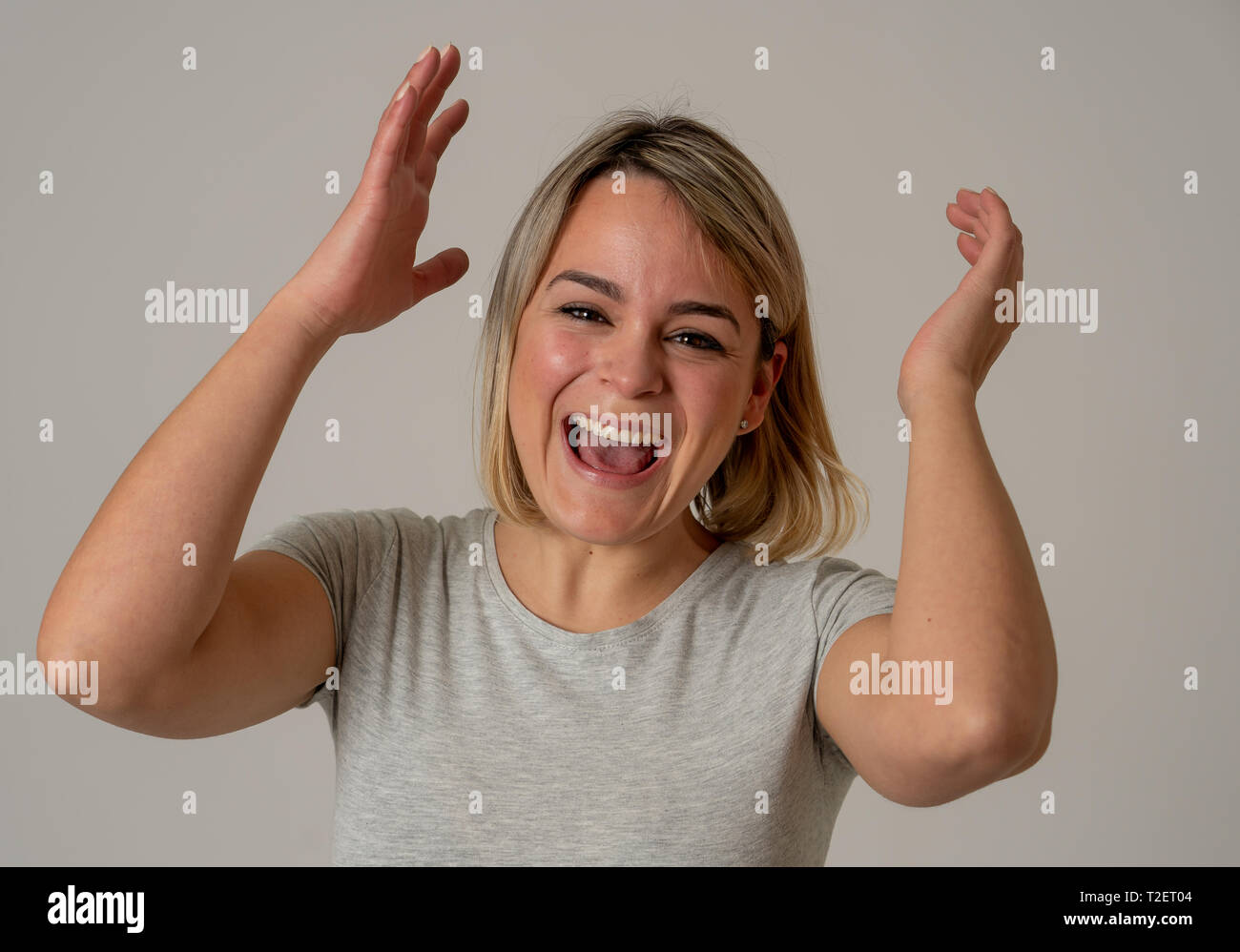 Ritratto di bella donna scioccato vincere la lotteria o avendo grande successo con sorpresa e felice di viso e gesti. In Persone, Expressi facciale Foto Stock