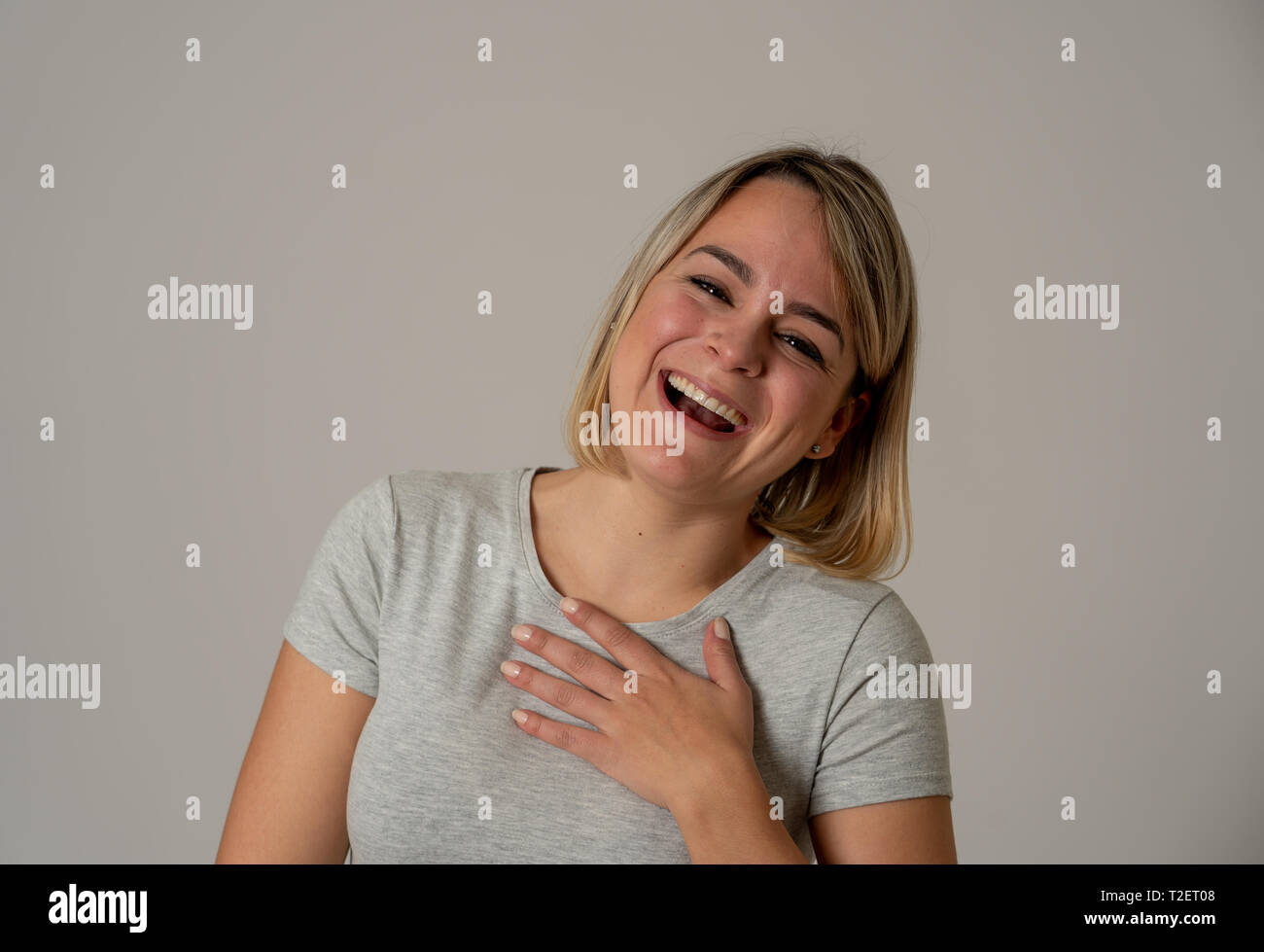 Ritratto di bella donna scioccato vincere la lotteria o avendo grande successo con sorpresa e felice di viso e gesti. In Persone, Expressi facciale Foto Stock