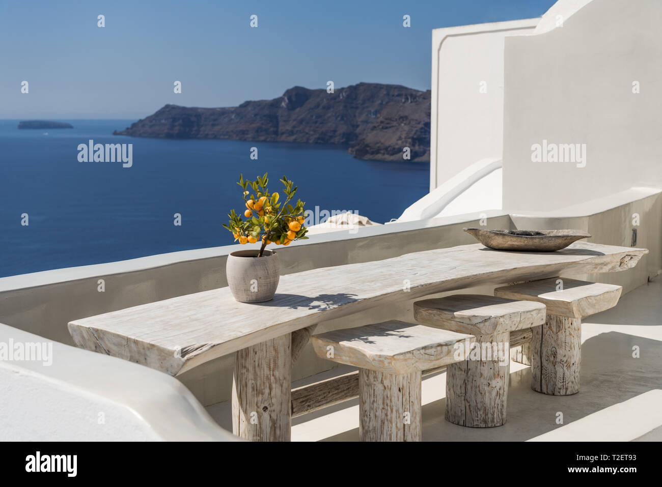Posti a sedere al balcone di Oia a Santorini con grande vista Foto Stock