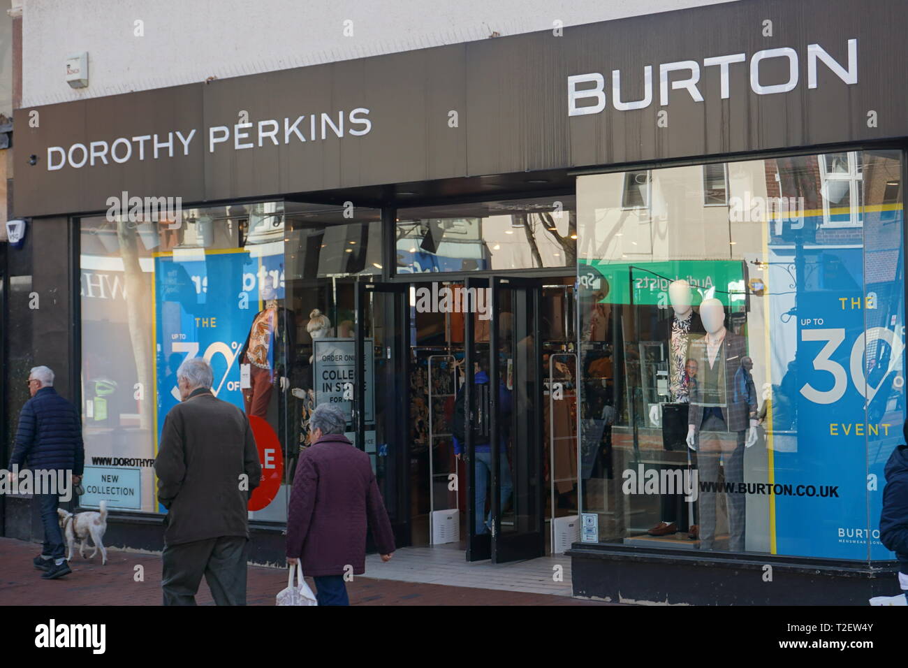 Le persone che passano da un Dorothy Perkins e Burton store in Broad Street, Reading, Regno Unito Foto Stock