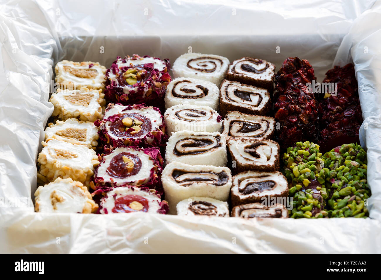 Turkish Delight con dadi, pistacchi, noci di cocco, cioccolato e rosa lascia nella casella . Rahat lokum, tradizionali dolci turchi, Turchia. Foto Stock