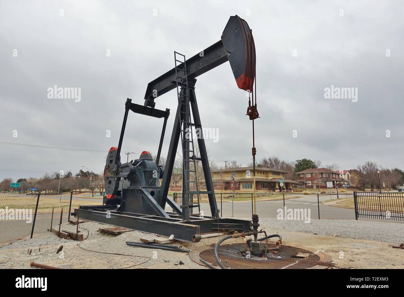 OKLAHOMA CITY OK -2 MAR 2019- vista di un impianto di trivellazione petrolifera derrick della petunia di olio e di Oklahoma City Campo dell'olio dall'Oklahoma State Capitol, regno Foto Stock