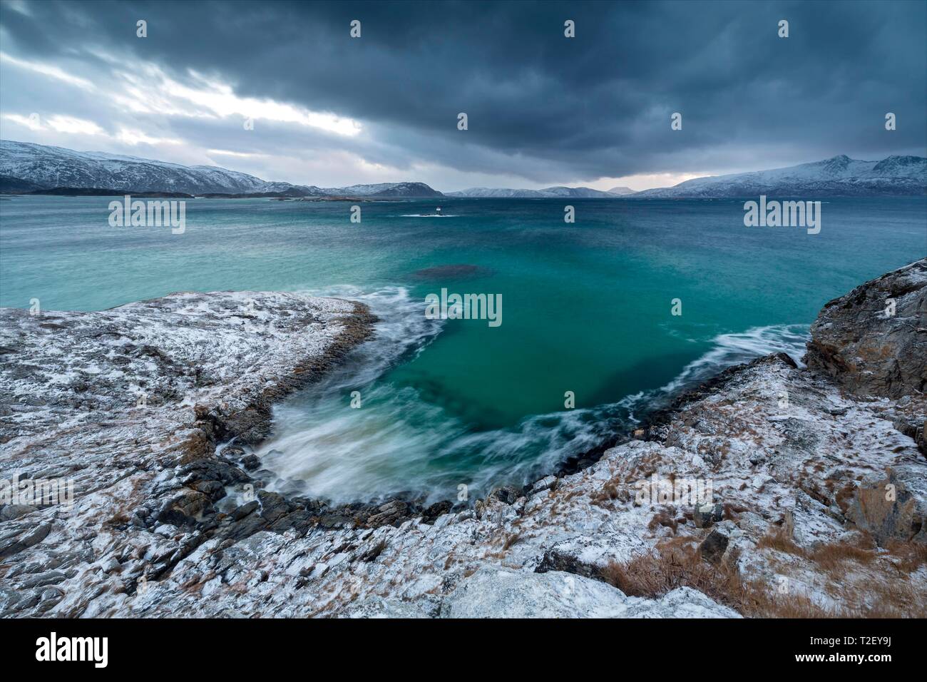 Nuvole scure sul mare, il paesaggio costiero in inverno, isola Sommaroy, Hillsoya, Tromso, Troms, Norvegia Foto Stock