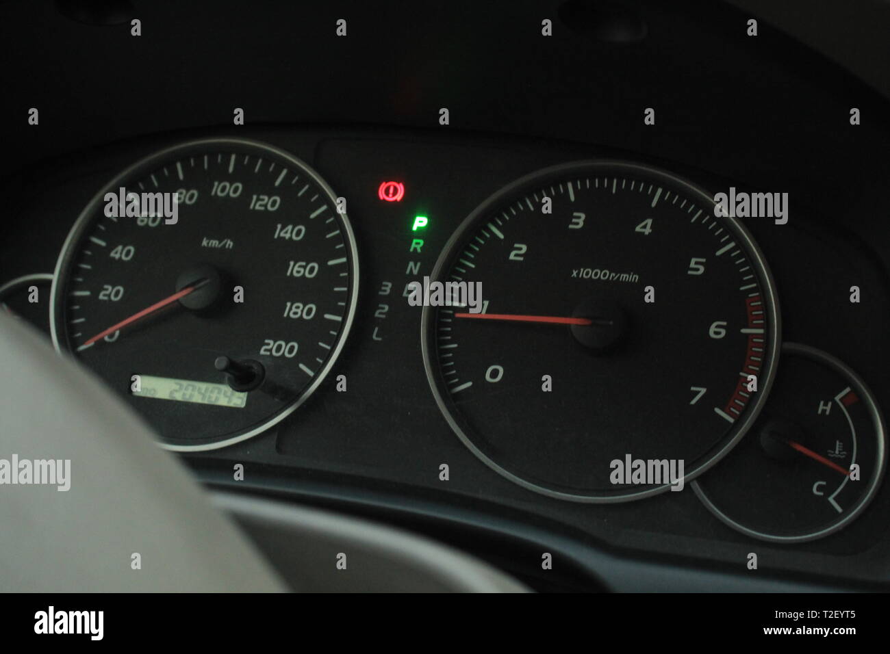 Tachimetro e contagiri della console del cruscotto del modello 2006 Prado GX, cruscotto parcheggiato con freno a mano Foto Stock