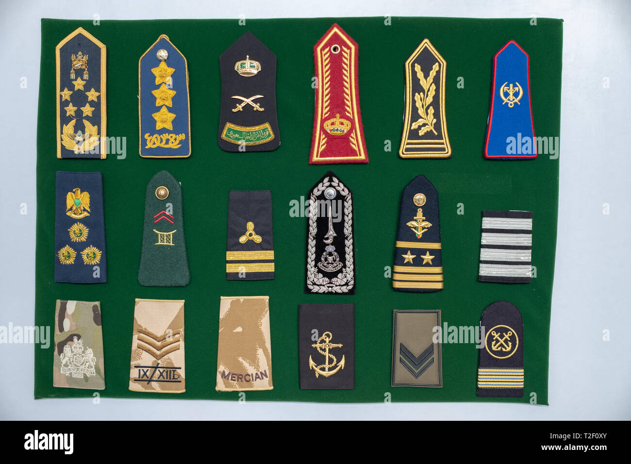 Febbraio 18, 2019 - Abu Dhabi, Emirati arabi uniti: Generic Navy / uniforme militare tracolla a display Foto Stock